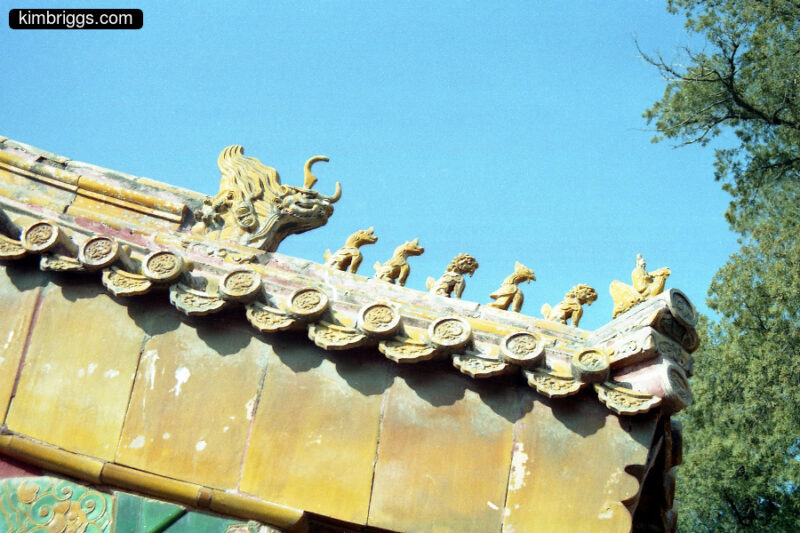 Chinese statues as roof decorations.