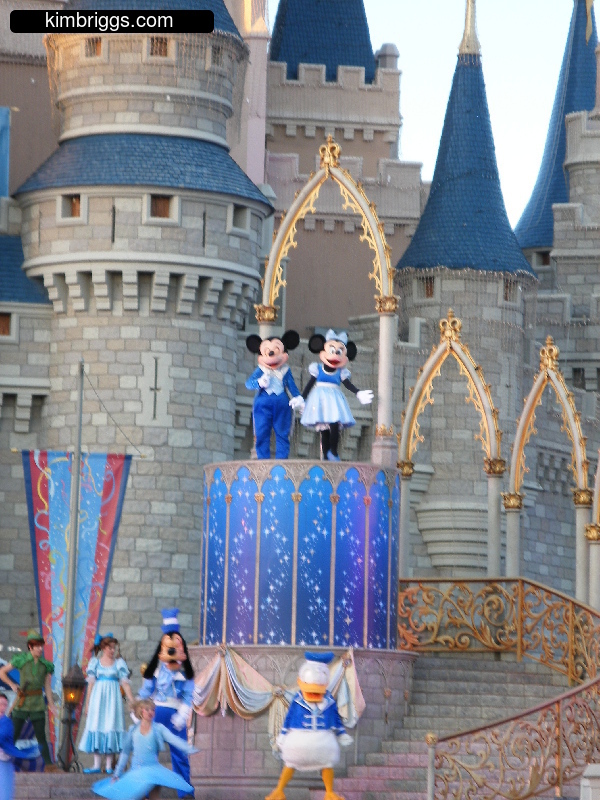 Mickey and Minnie mouse characters in dance show.
