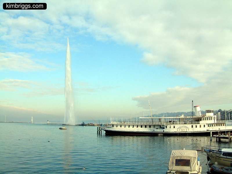 Jet D'Eau and old-fashioned tour boat.