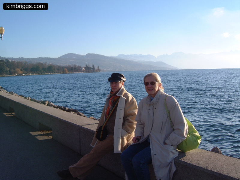 Women sitting in front of Lake Geneva.