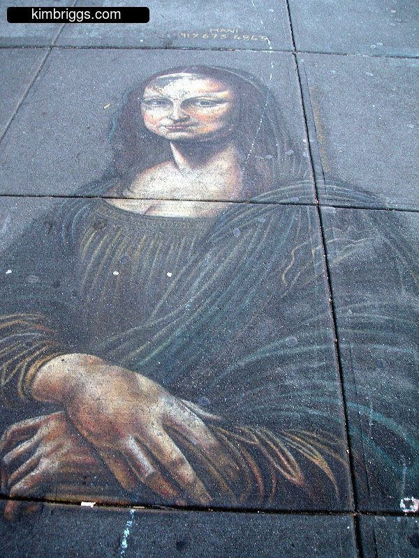 Mona Lisa chalk drawing on a sidewalk.