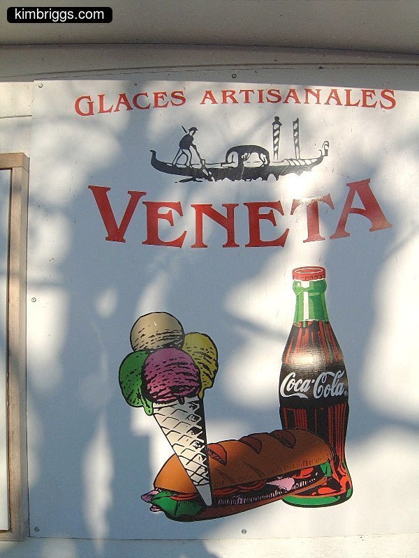 Sign advertising ice cream in French.