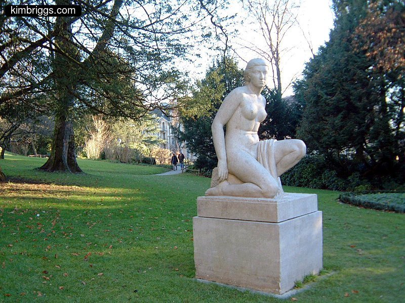 Sculpture of seated woman in Parc Mon Repos.