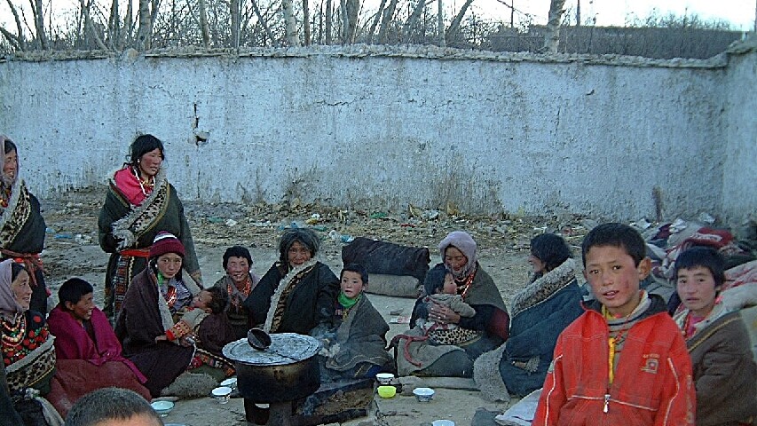 tibetans shigatse pilgrims 850